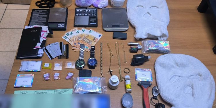 Στα χέρια της ΕΛΑΣ 43χρονος ναρκέμπορος κοκαΐνης – Η ατζέντα με τα ονόματα πελατών και τα ιδιόχειρα σημειώματα  – ΦΩΤΟ