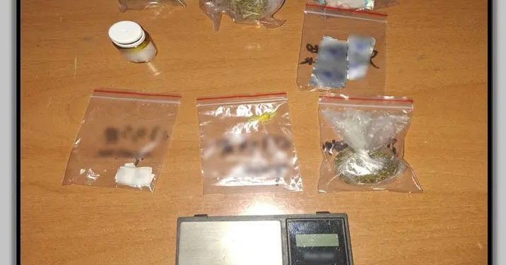 Συνελήφθη άνδρας που διακινούσε ηρωίνη, κάνναβη και ναρκωτικά χάπια στις «πιάτσες» των Τρικάλων- ΦΩΤΟ