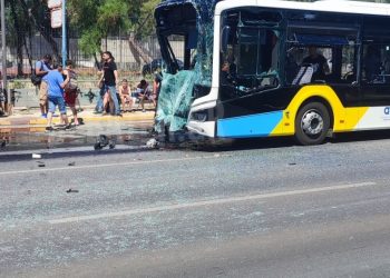 Βούλα: Συγκρούστηκαν 2 λεωφορεία στη Λεωφόρο Καραμανλή – 32 οι τραυματίες – BINTEO – ΦΩΤΟ