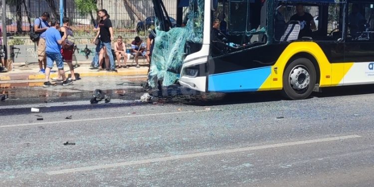 Βούλα: Συγκρούστηκαν 2 λεωφορεία στη Λεωφόρο Καραμανλή – 32 οι τραυματίες – BINTEO – ΦΩΤΟ
