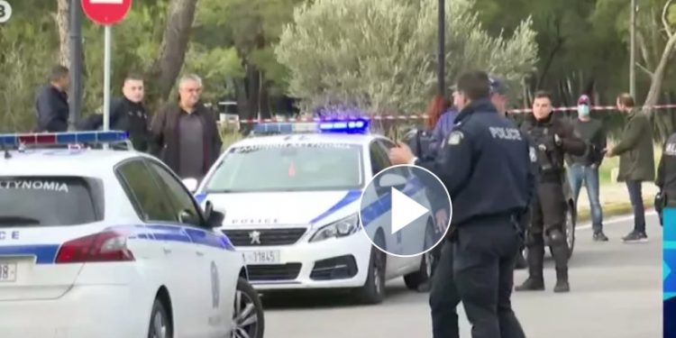 Άστεγη γυναίκα αυτοπυρπολήθηκε μπροστά από την Αίγλη Ζαππείου – ΦΩΤΟ