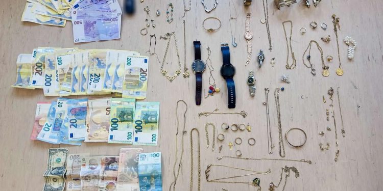 Κέρκυρα: Εξαρθρώθηκε σπείρα κλεφτών που «έγδυνε» σπίτια – Πάνω από 120.000 ευρώ η λεία – ΦΩΤΟ