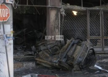 Φριχτό τροχαίο στο Κορωπί: Αυτοκίνητο «καρφώθηκε» σε κατάστημα και πήρε φωτιά – Νεκρός ο οδηγός – ΒΙΝΤΕΟ – ΦΩΤΟ