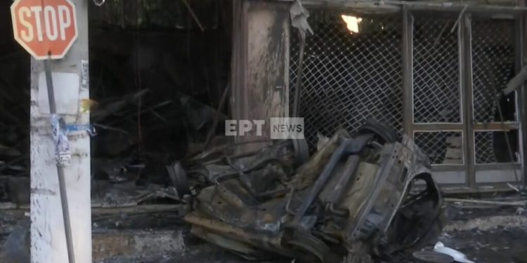 Φριχτό τροχαίο στο Κορωπί: Αυτοκίνητο «καρφώθηκε» σε κατάστημα και πήρε φωτιά – Νεκρός ο οδηγός – ΒΙΝΤΕΟ – ΦΩΤΟ