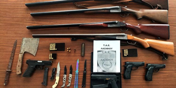 Λασίθι: Ξιφολόγχη, τσεκούρι, μαχαίρια, πιστόλια και φυσίγγια εντοπίστηκαν σε μίνι οπλοστάσιο σε σπίτι – ΦΩΤΟ