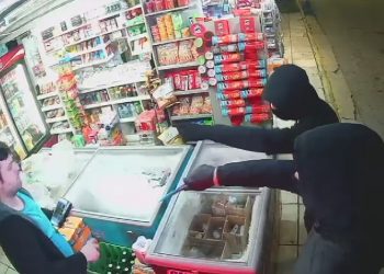 ΒΙΝΤΕΟ ΝΤΟΚΟΥΜΕΝΤΑ: Καρέ καρέ η δράση της συμμορίας ληστών που «χτύπαγε» μίνι μάρκετ σε Πεύκη, Ηράκλειο και Νέα Ιωνία