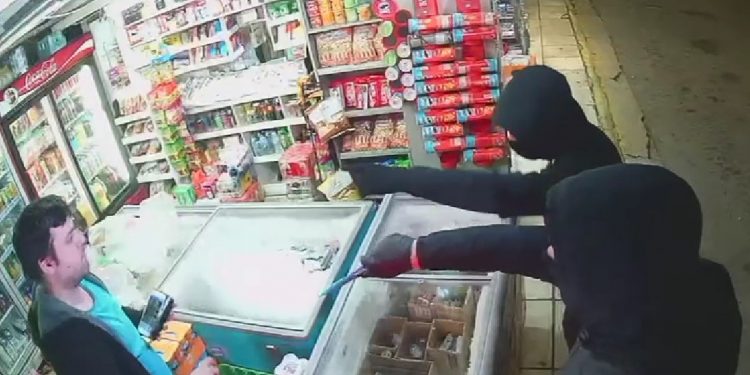 ΒΙΝΤΕΟ ΝΤΟΚΟΥΜΕΝΤΑ: Καρέ καρέ η δράση της συμμορίας ληστών που «χτύπαγε» μίνι μάρκετ σε Πεύκη, Ηράκλειο και Νέα Ιωνία