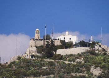 Σοκαριστικό ατύχημα στον Λυκαβηττό: 25χρονος τουρίστας έπεσε στο κενό από τον Αϊ Γιώργη