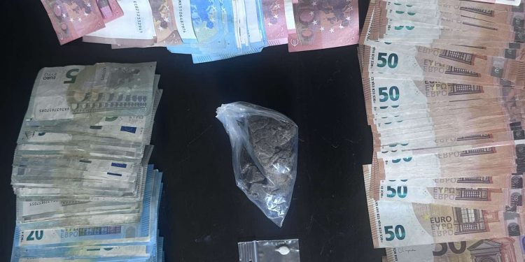 Μενίδι: Ηρωίνη και μετρητά μεταξύ των ευρημάτων της ΕΛΑΣ μετά την αστυνομική επιχείρηση με τις 17 συλλήψεις – ΒΙΝΤΕΟ – ΦΩΤΟ