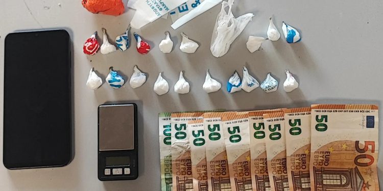 Χανιά: Συνελήφθη έξω από το σπίτι του 25χρονος διακινητής κοκαΐνης – ΦΩΤΟ