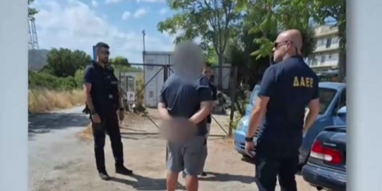 Στον ανακριτή ο 48χρονος δημοτικός υπάλληλος – Κατηγορείται για τέσσερις εμπρησμούς στην Παλλήνη – ΦΩΤΟ