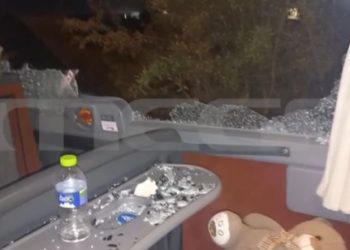 Θεσσαλονίκη: Ανήλικοι επιτέθηκαν με πέτρες και έσπασαν τζάμια σε τουριστικό λεωφορείο – 3 τραυματίες – ΒΙΝΤΕΟ – ΦΩΤΟ