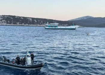 Στον εισαγγελέα ο καπετάνιος του πλοίου το οποίο προσάραξε σε βραχονησίδα στα Στύρα – ΒΙΝΤΕΟ – ΦΩΤΟ