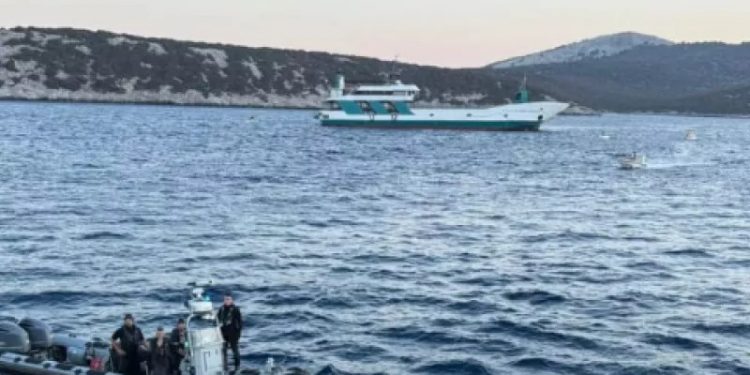 Στον εισαγγελέα ο καπετάνιος του πλοίου το οποίο προσάραξε σε βραχονησίδα στα Στύρα – ΒΙΝΤΕΟ – ΦΩΤΟ