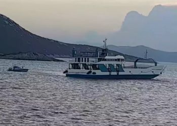 Στον εισαγγελέα ο καπετάνιος του πλοίου το οποίο προσάραξε σε βραχονησίδα στα Στύρα – ΒΙΝΤΕΟ – ΦΩΤΟ