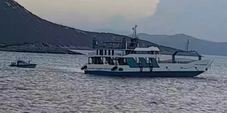 Στον εισαγγελέα ο καπετάνιος του πλοίου το οποίο προσάραξε σε βραχονησίδα στα Στύρα – ΒΙΝΤΕΟ – ΦΩΤΟ