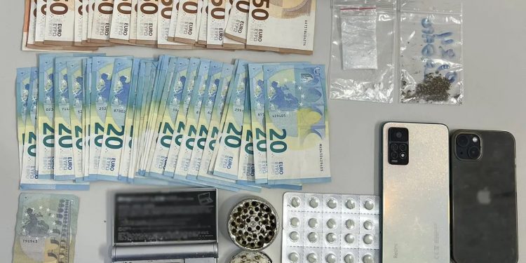 Σαντορίνη: Απ’ όλα είχε ο ναρκομπαξές – Συνελήφθη 28χρονος για διακίνηση ναρκωτικών – ΦΩΤΟ