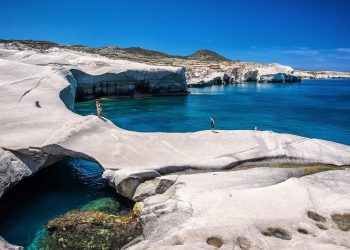 Τραγωδία στη Μήλο: Ζευγάρι τουριστών πνίγηκε στο Σαρακήνικο