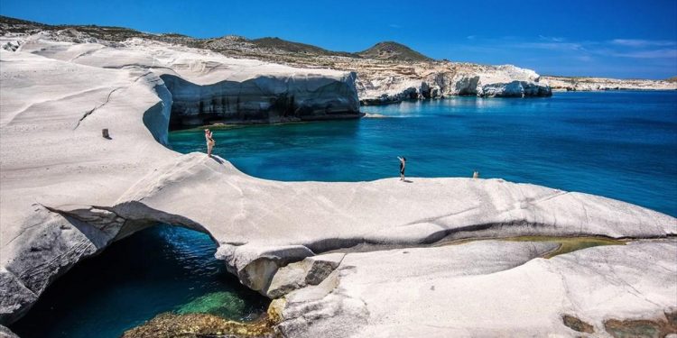 Τραγωδία στη Μήλο: Ζευγάρι τουριστών πνίγηκε στο Σαρακήνικο