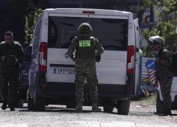 Συναγερμός για ύποπτο μηχανάκι κοντά στα γραφεία του ΠΑΣΟΚ – Κλειστή η Χαριλάου Τρικούπη – ΒΙΝΤΕΟ