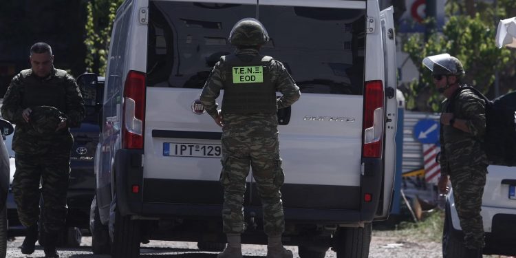 Συναγερμός για ύποπτο μηχανάκι κοντά στα γραφεία του ΠΑΣΟΚ – Κλειστή η Χαριλάου Τρικούπη – ΒΙΝΤΕΟ