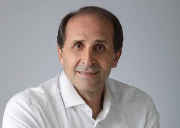 Πέθανε ο Απόστολος Βεσυρόπουλος – Υπέστη έμφαγμα σε beach bar στη Χαλκιδική – ΒΙΝΤΕΟ