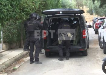 Συνελήφθη από τα ΕΚΑΜ ο άνδρας που είχε ταμπουρωθεί σε σπίτι στον Χολαργό και τραυμάτισε αστυνομικό με μολότοφ – ΒΙΝΤΕΟ – ΦΩΤΟ