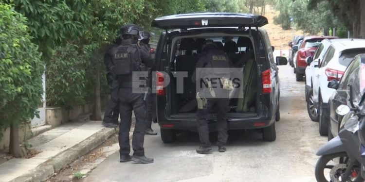 Συνελήφθη από τα ΕΚΑΜ ο άνδρας που είχε ταμπουρωθεί σε σπίτι στον Χολαργό και τραυμάτισε αστυνομικό με μολότοφ – ΒΙΝΤΕΟ – ΦΩΤΟ