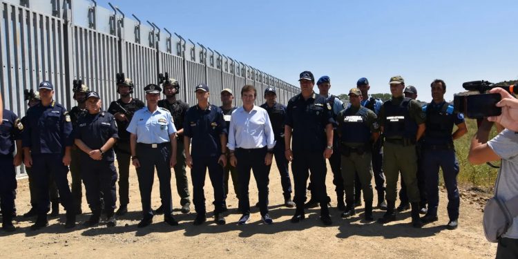 Χρυσοχοΐδης από Έβρο: Θα συνεχίσουμε την κατασκευή του φράχτη με επιπλέον 5 χλμ στην περιοχή του Σουφλίου – ΦΩΤΟ