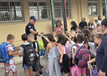 Νέα σχολική χρονιά: Αστυνομικοί μοίρασαν σε μαθητές ενημερωτικό υλικό για την οδική ασφάλεια – ΦΩΤΟ