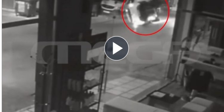 Εύοσμος: Αυτοκίνητο αναποδογυρίζει μετά από σύγκρουση με σταθμευμένα – ΒΙΝΤΕΟ – ΦΩΤΟ