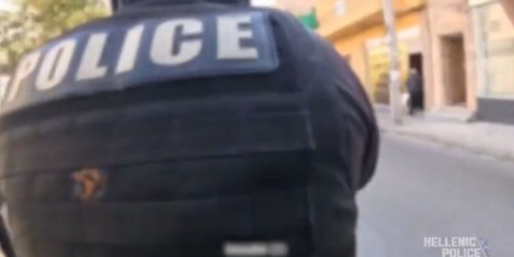 Αστυνομικοί της ΔΙΑΣ άνοιξαν τον δρόμο για να φτάσει μια ετοιμόγεννη στο νοσοκομείο – ΒΙΝΤΕΟ