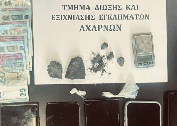 Αχαρνές: Διακινητές έκρυβαν την ηρωίνη σε δέντρο, μέσα σε πράγματα μωρού – 3 συλλήψεις – ΦΩΤΟ