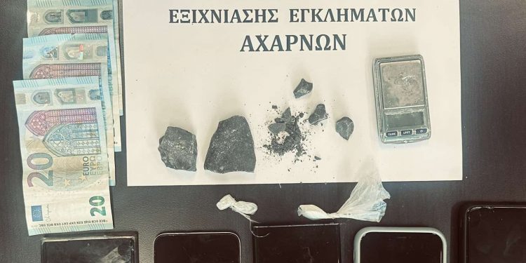 Αχαρνές: Διακινητές έκρυβαν την ηρωίνη σε δέντρο, μέσα σε πράγματα μωρού – 3 συλλήψεις – ΦΩΤΟ