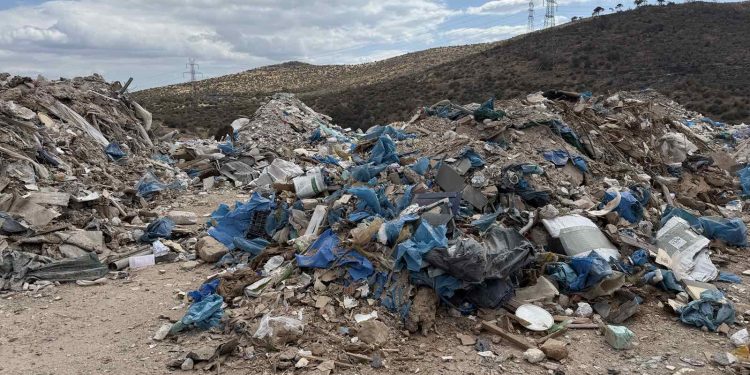 Ελευσίνα: Πέταγαν στερεά απόβλητα από φορτηγό – Συνελήφθησαν 2 άτομα – ΦΩΤΟ