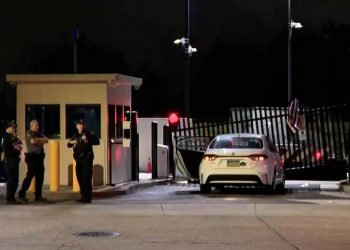 ΗΠΑ: Αυτοκίνητο έπεσε στην πύλη του FBI στο Πίτσμπουργκ – ΦΩΤΟ