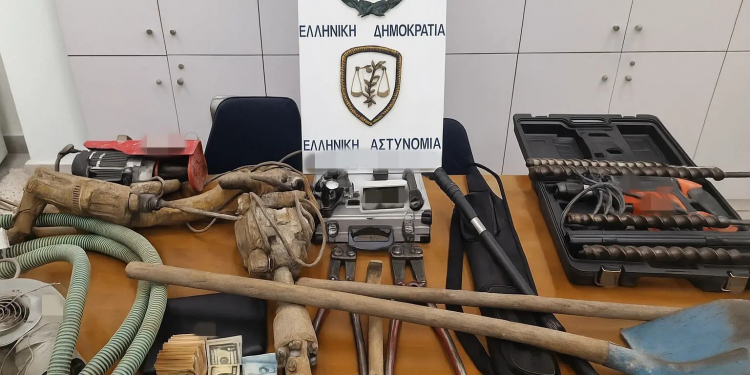 Φωκίδα: Έψαχναν …θησαυρό σε ξένο χωράφι και συνελήφθησαν – ΦΩΤΟ