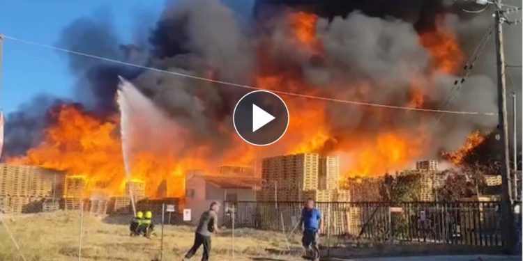 Μαίνεται η μεγάλη φωτιά σε εργοστάσιο ξυλείας στο Μενίδι – ΒΙΝΤΕΟ – ΦΩΤΟ