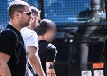 Ελεύθερος ο γιος του Σωκράτη Μάλαμα για την κουτουλιά που έριξε σε αστυνομικό της ΟΠΚΕ – ΒΙΝΤΕΟ