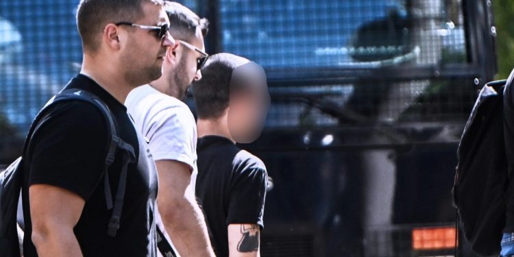 Ελεύθερος ο γιος του Σωκράτη Μάλαμα για την κουτουλιά που έριξε σε αστυνομικό της ΟΠΚΕ – ΒΙΝΤΕΟ