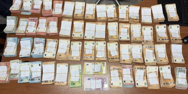 Έκρυβε 237.435 ευρώ σε… σακούλες σκουπιδιών – Συνελήφθη καταστηματάρχης με λαθραία ηλεκτρονικά τσιγάρα – ΦΩΤΟ