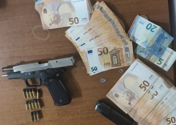 Πώς Αμεσοδρασίτες «ξεσκέπασαν» παράνομο καζίνο στην Καλλιθέα – Κατασχέθηκαν όπλα, σφαίρες και 11.075 ευρώ – ΦΩΤΟ