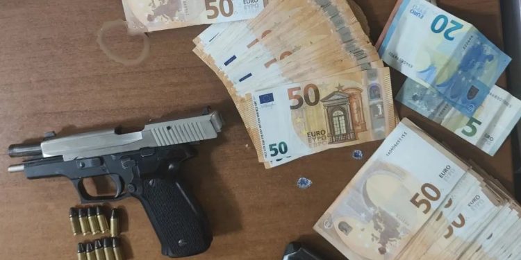 Πώς Αμεσοδρασίτες «ξεσκέπασαν» παράνομο καζίνο στην Καλλιθέα – Κατασχέθηκαν όπλα, σφαίρες και 11.075 ευρώ – ΦΩΤΟ