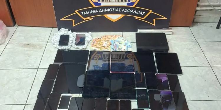 «Καβάτζα» αποθήκευσης κλοπιμαίων ηλεκτρονικών συσκευών, κατάστημα στην Ομόνοια – ΦΩΤΟ