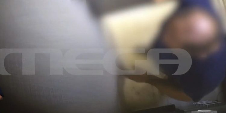 Η κάμερα  …τσάκωσε τον υπάλληλο να αρπάζει χρήματα της εταιρείας – ΒΙΝΤΕΟ – ΦΩΤΟ