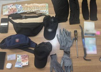 Αμεσοδρασίτες συνέλαβαν 2 κλέφτες που είχαν «ρημάξει» σπίτια στην Βούλα – ΦΩΤΟ