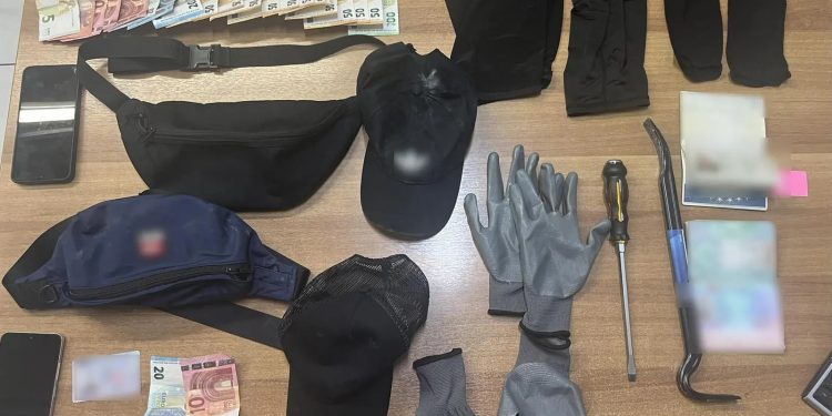 Αμεσοδρασίτες συνέλαβαν 2 κλέφτες που είχαν «ρημάξει» σπίτια στην Βούλα – ΦΩΤΟ