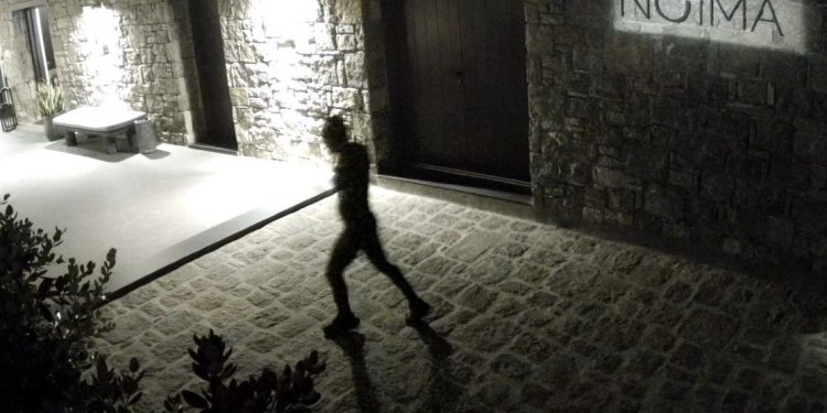 ΒΙΝΤΕΟ ΝΤΟΚΟΥΜΕΝΤΟ: Καρέ καρέ η δράση του κλέφτη που «ξάφριζε» πολυτελή δωμάτια και σουίτες στη Μύκονο – ΦΩΤΟ