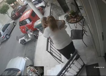 ΒΙΝΤΕΟ ΝΤΟΚΟΥΜΕΝΤΟ: Η στιγμή που κλέφτρα αγκαλιάζει ηλικιωμένη και της αρπάζει την αλυσίδα από τον λαιμό