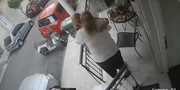 ΒΙΝΤΕΟ ΝΤΟΚΟΥΜΕΝΤΟ: Η στιγμή που κλέφτρα αγκαλιάζει ηλικιωμένη και της αρπάζει την αλυσίδα από τον λαιμό